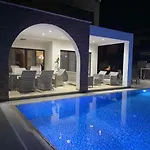 Ionion Beachfront Vilă