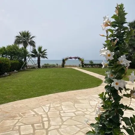 Ionion Beachfront * أيا نابا