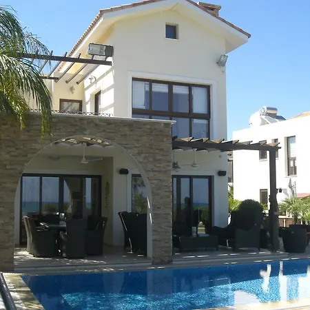 فيلة Ionion Beachfront *